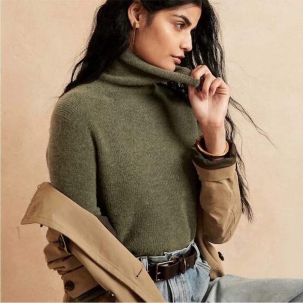 Banana‎ Republic Aire Turtleneck Sweater Green soft small